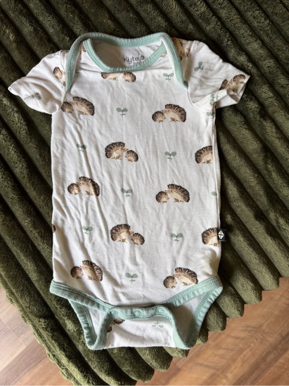 Kyte BABY White Hedgehog Print Short-Sleeve One-Piece with Mint Trim